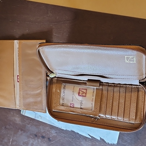 Black Mountain Wallet - Picture 8 of 9